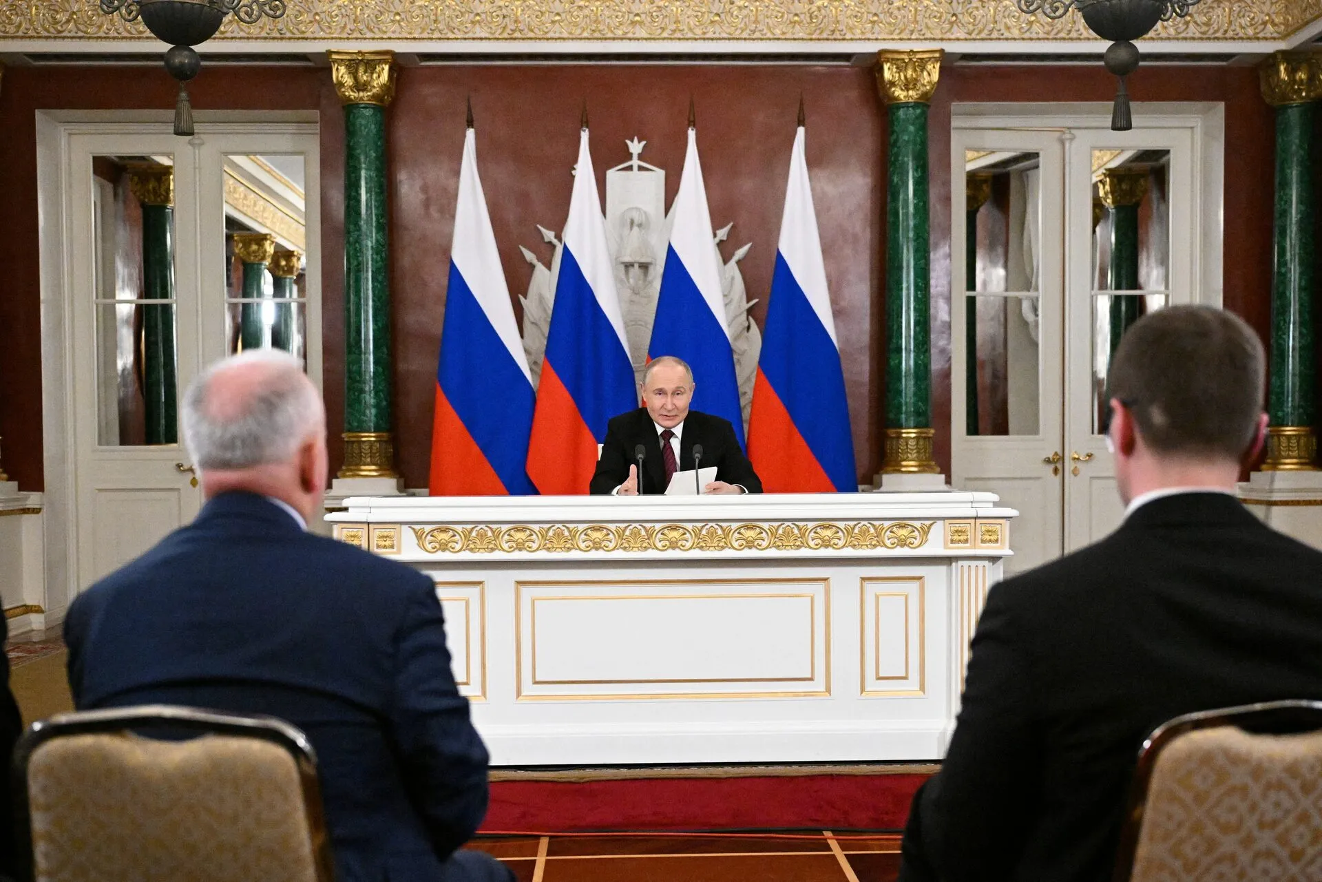 Путін прокоментував розчарування у зовнішній політиці Росії та наголосив на необхідності приватних переговорів для врегулювання конфлікту в Україні, зберігаючи позиції Кремля щодо територіальних вимог